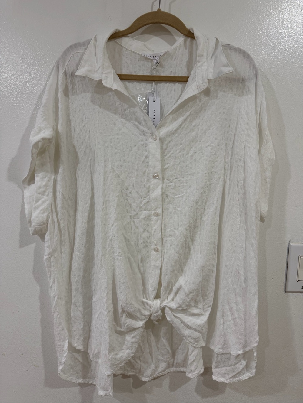 Jane and Delancey White Button-Front Tie-Hem Blouse